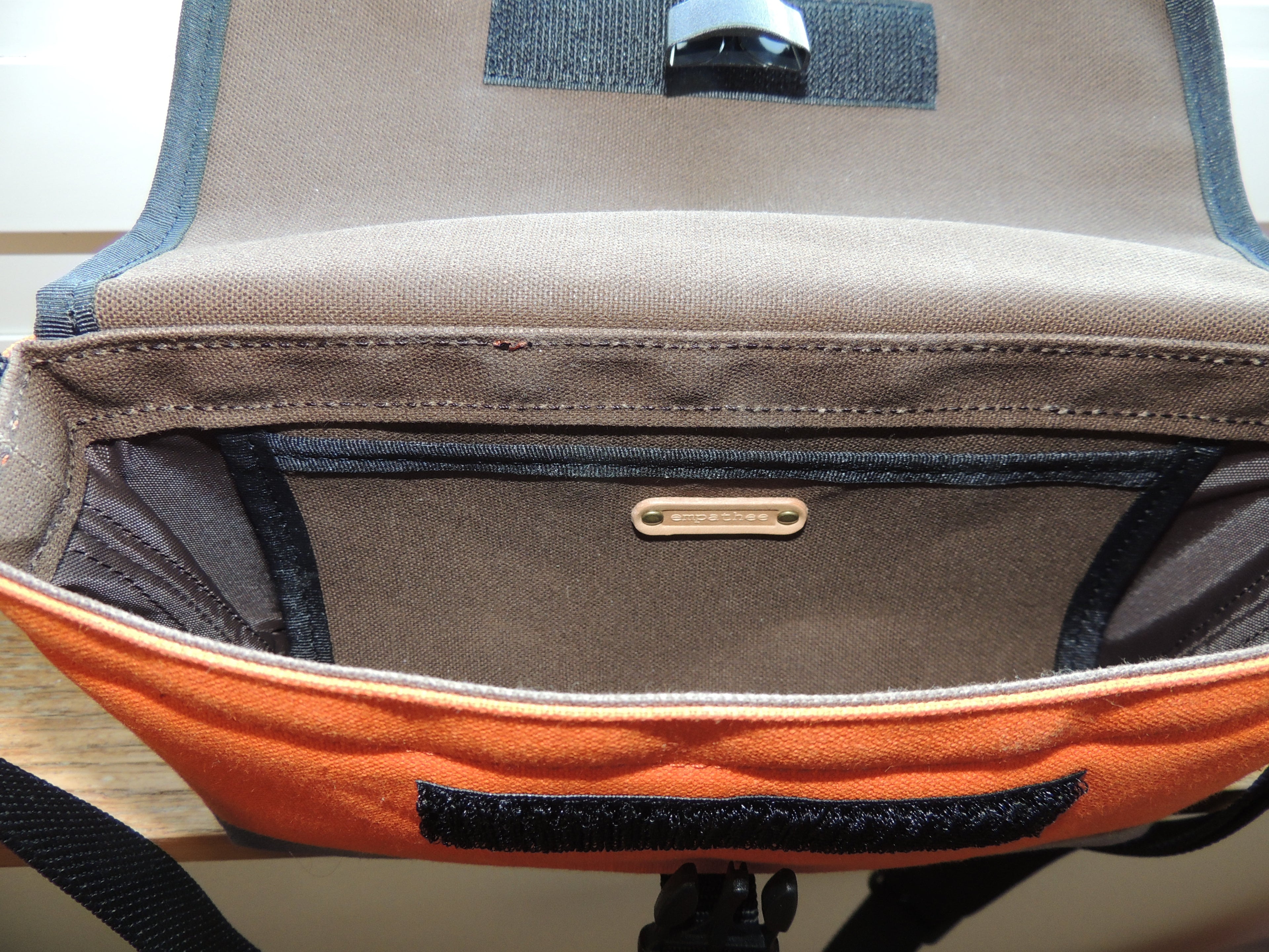 empathee- Lenz Strap Gleis2 (Crossbody)  – Mit Bedacht gestaltet, Handgefertigt in Japan.